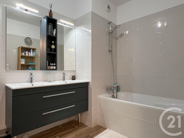 Appartement T3 à vendre - 3 pièces - 70.35 m2 - AIX EN PROVENCE - 13 - PROVENCE-ALPES-COTE-D-AZUR - Century 21 Les Allées